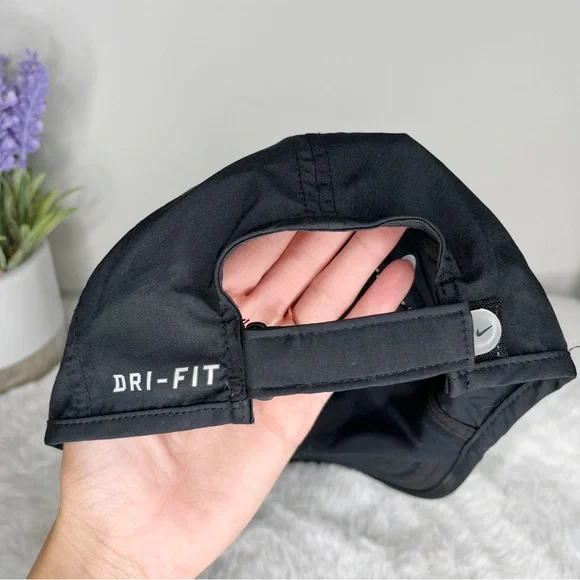 NIKE Black & White Swoosh Logo Featherlight DRI-FIT Adjustable Baseball Hat Cap - Picture 2 of 4